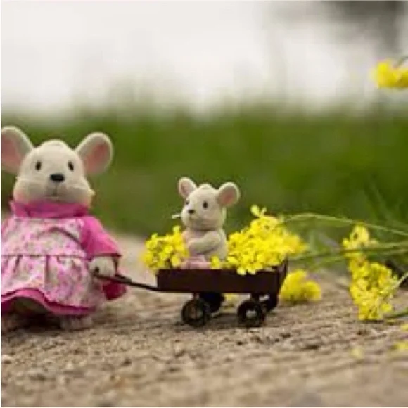 Li’l woodzeez Charming Mouse Family Toy Set - Picture 5 of 10